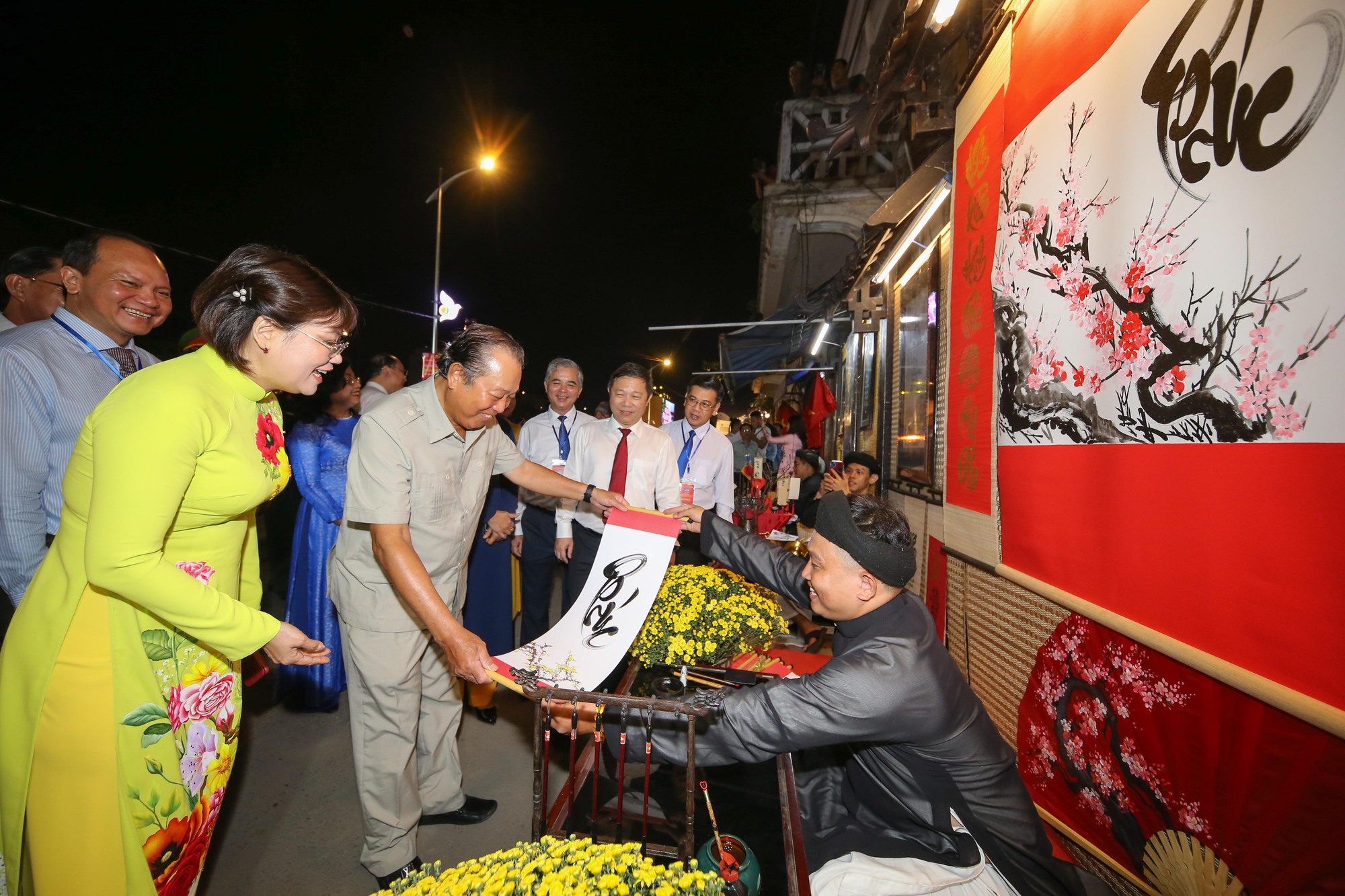 Chợ hoa xuân "Trên bến dưới thuyền 2023" rực rỡ trong đêm khai mạc
