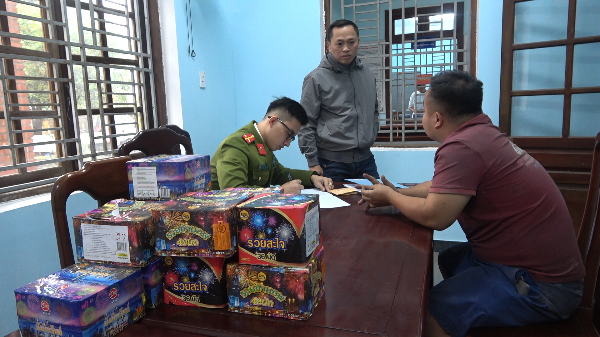 Dùng ôtô tải chở hàng cấm - Ảnh 1.