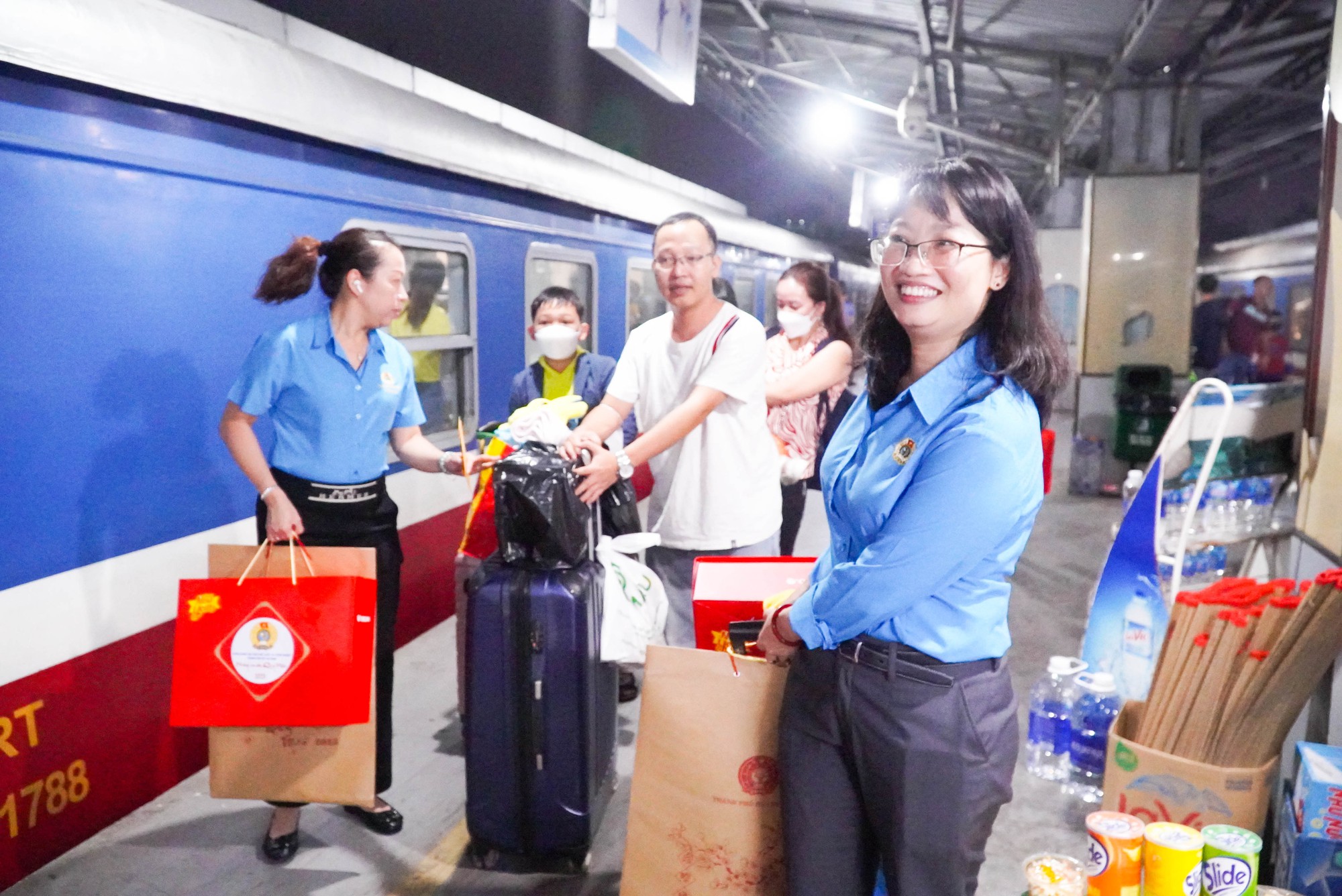 "Chuyến tàu mùa xuân" đưa công nhân về quê đón tết