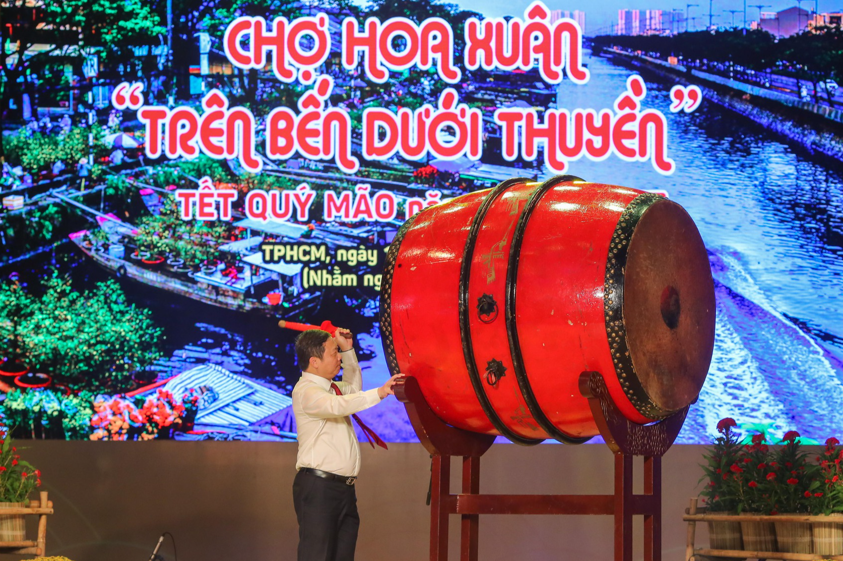 Chợ hoa xuân Trên bến dưới thuyền 2023 rực rỡ trong đêm khai mạc - Ảnh 2.