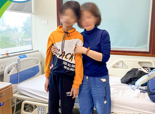 Bị qu&aacute; b&oacute;ng đ&aacute; tr&uacute;ng ngực, b&eacute; trai ngừng tuần ho&agrave;n gần 1 giờ - Ảnh 2.