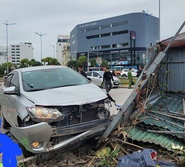 Tài xế bất ngờ rồ ga lao thẳng ôtô vào 5 người đang sưởi ấm ven đường - Ảnh 2.