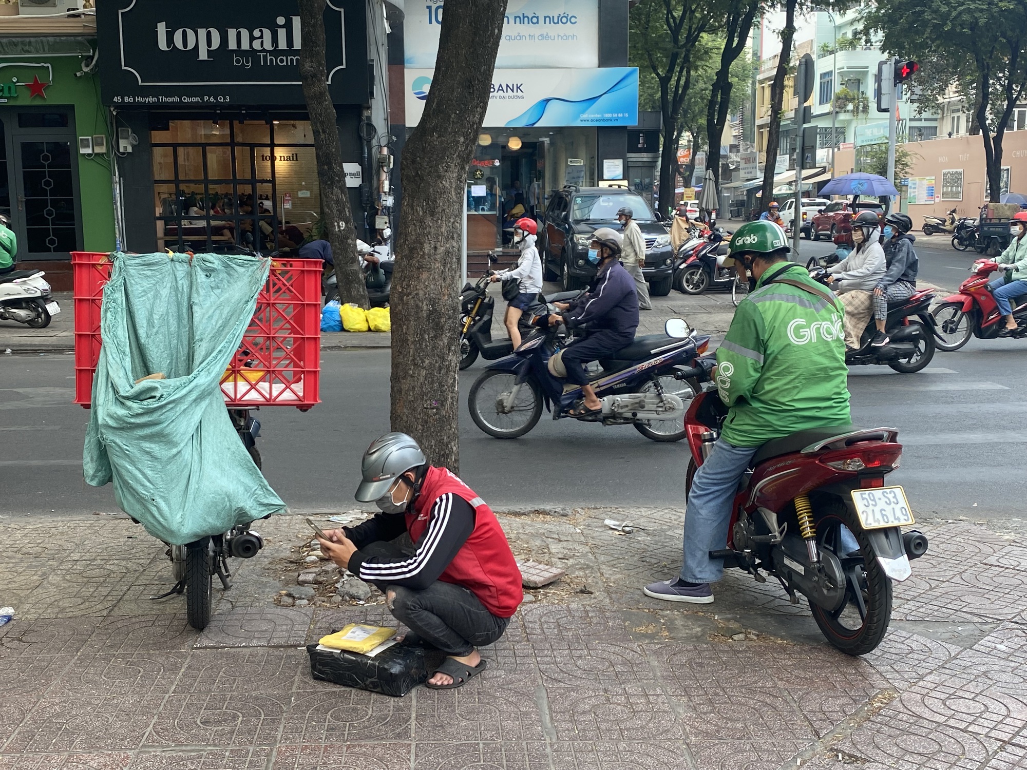 Khổ sở tìm shipper giao hàng ngày cận Tết