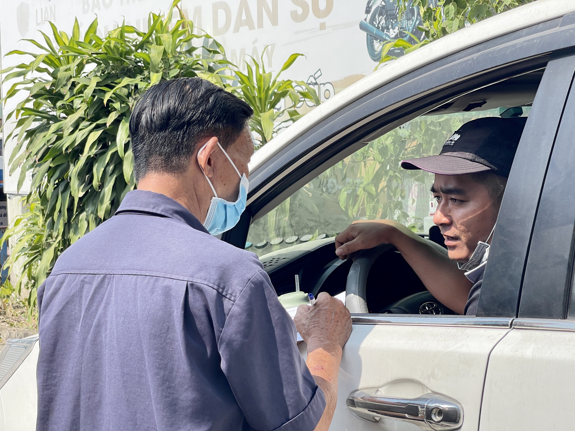 Ngày đầu trung tâm đăng kiểm bị điều tra hoạt động lại: Chủ xe "vỡ oà" niềm vui