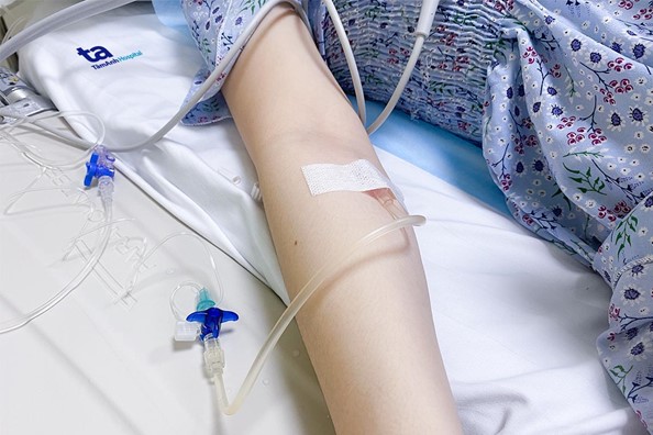 Kịp cứu cô gái chảy máu liên tục khi đi vệ sinh