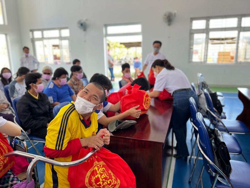 Quà Tết ấm lòng các hoàn cảnh khó khăn tại Quảng Nam - Ảnh 5.