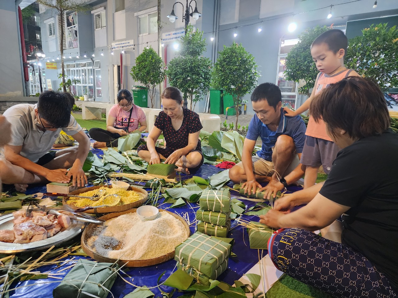 Hình ảnh cư dân chung cư quây quần gói bánh chưng đón Tết
