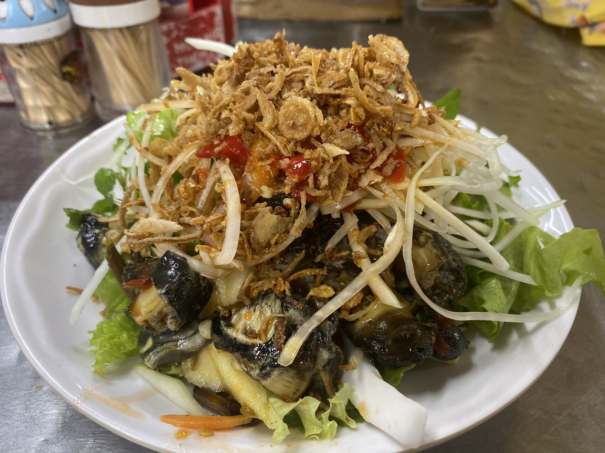 Mê mẩn đặc sản gỏi ốc bươu chợ Cồn