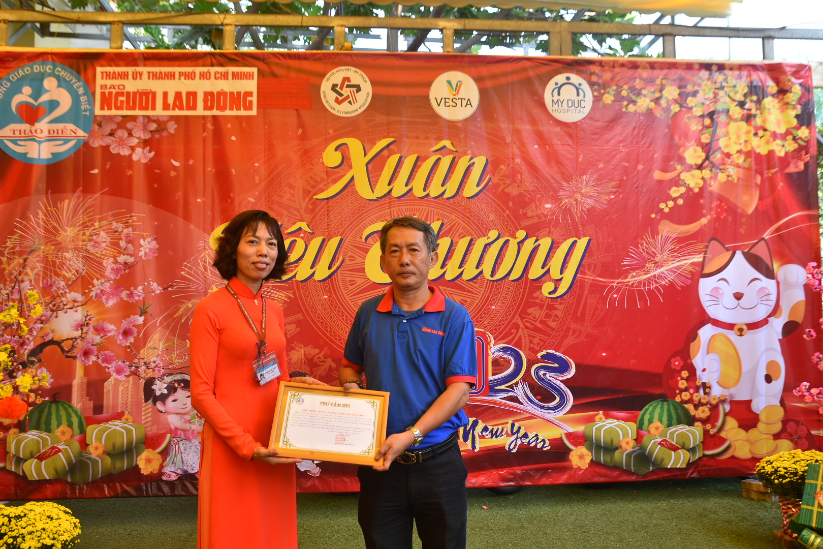 B&aacute;o Người Lao Động mang xu&acirc;n đến với c&ocirc; tr&ograve; ng&ocirc;i trường đặc biệt - Ảnh 5.
