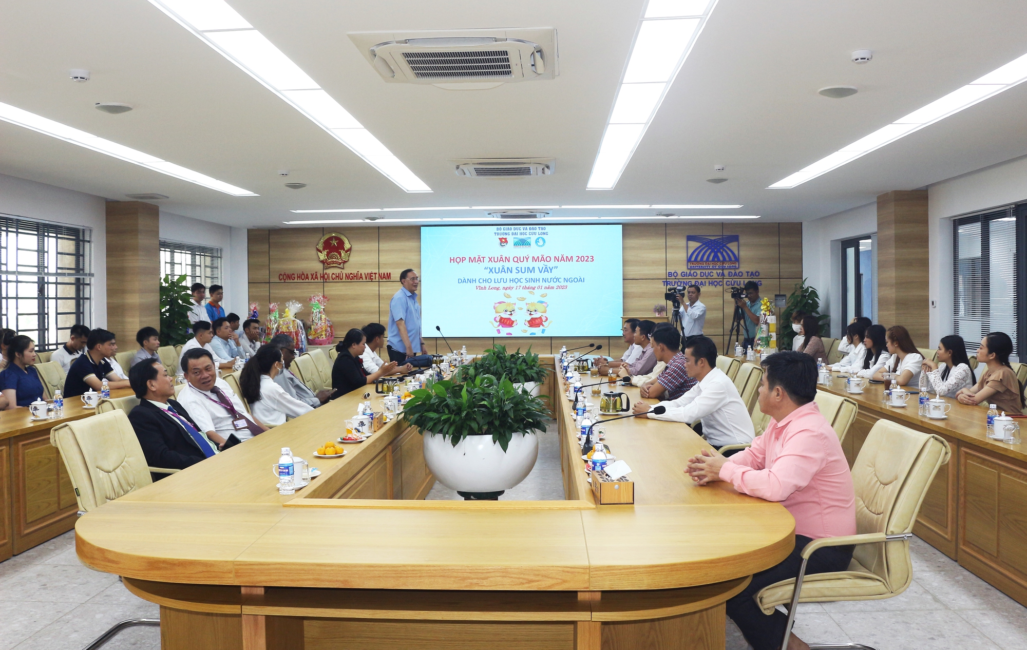 Trường ĐH Cửu Long tặng quà Tết và lì xì cho lưu học sinh - Ảnh 1.