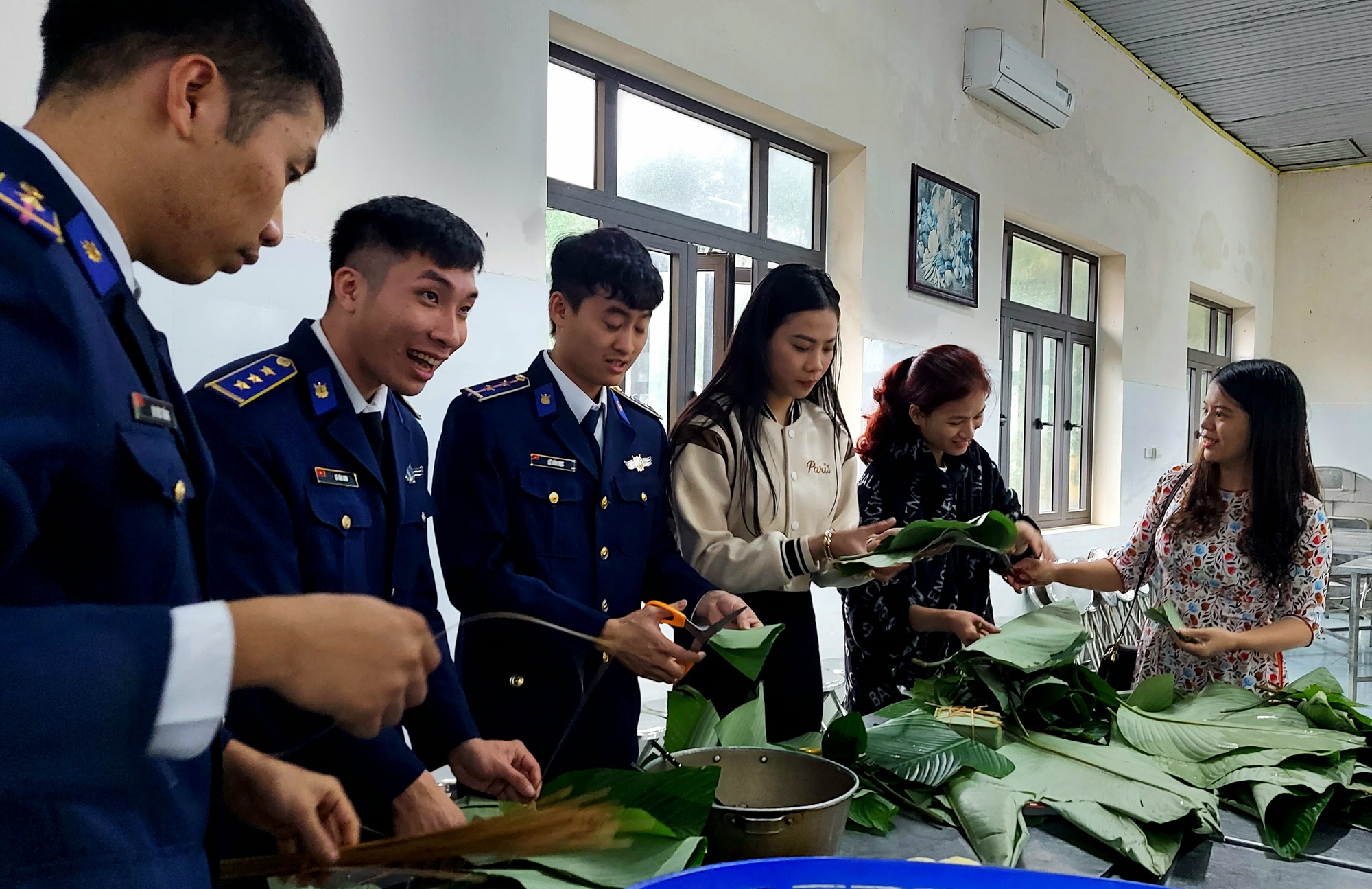 Ấm cúng bữa cơm tất niên trên tàu cảnh sát biển