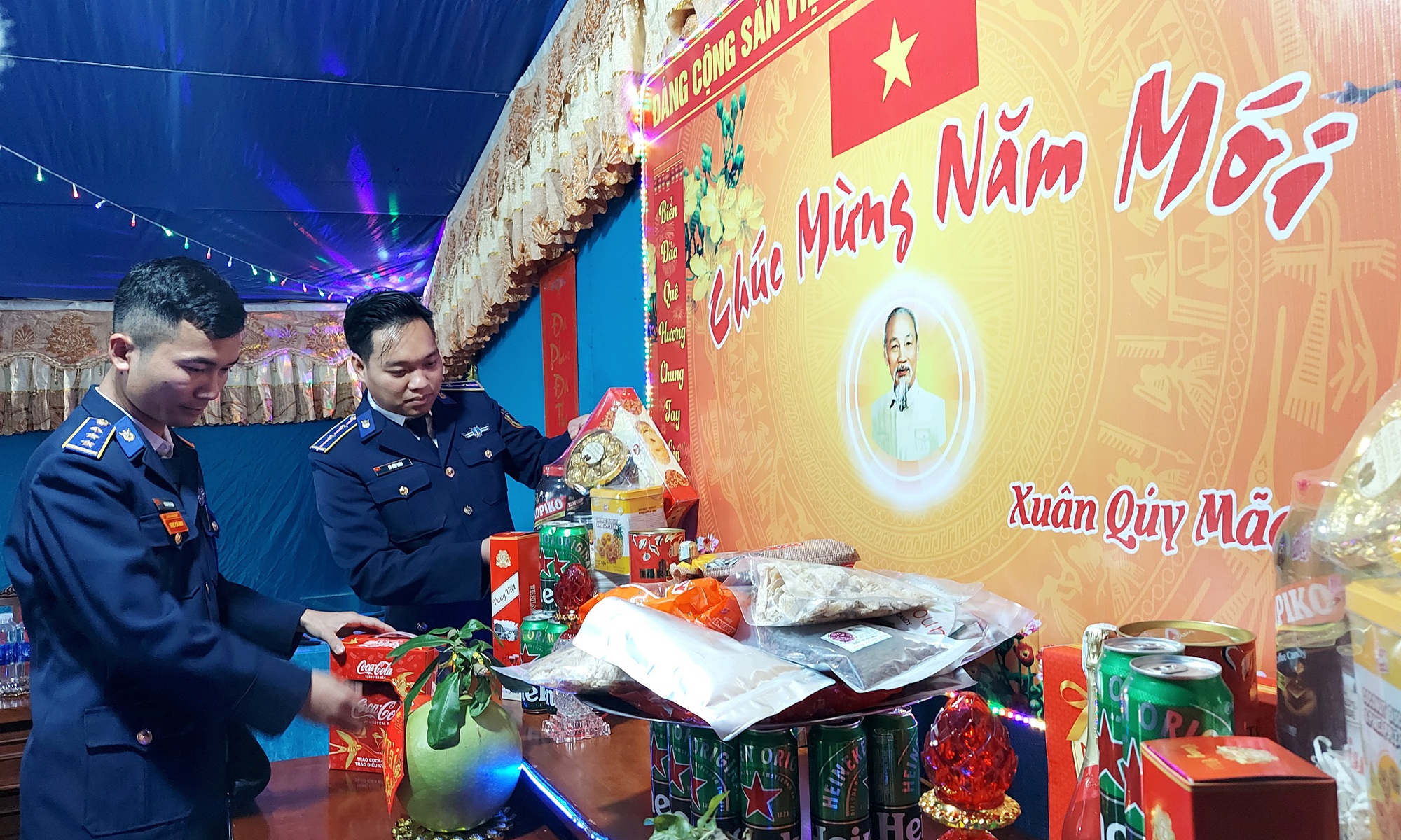 Ấm cúng bữa cơm tất niên trên tàu cảnh sát biển - Ảnh 2.