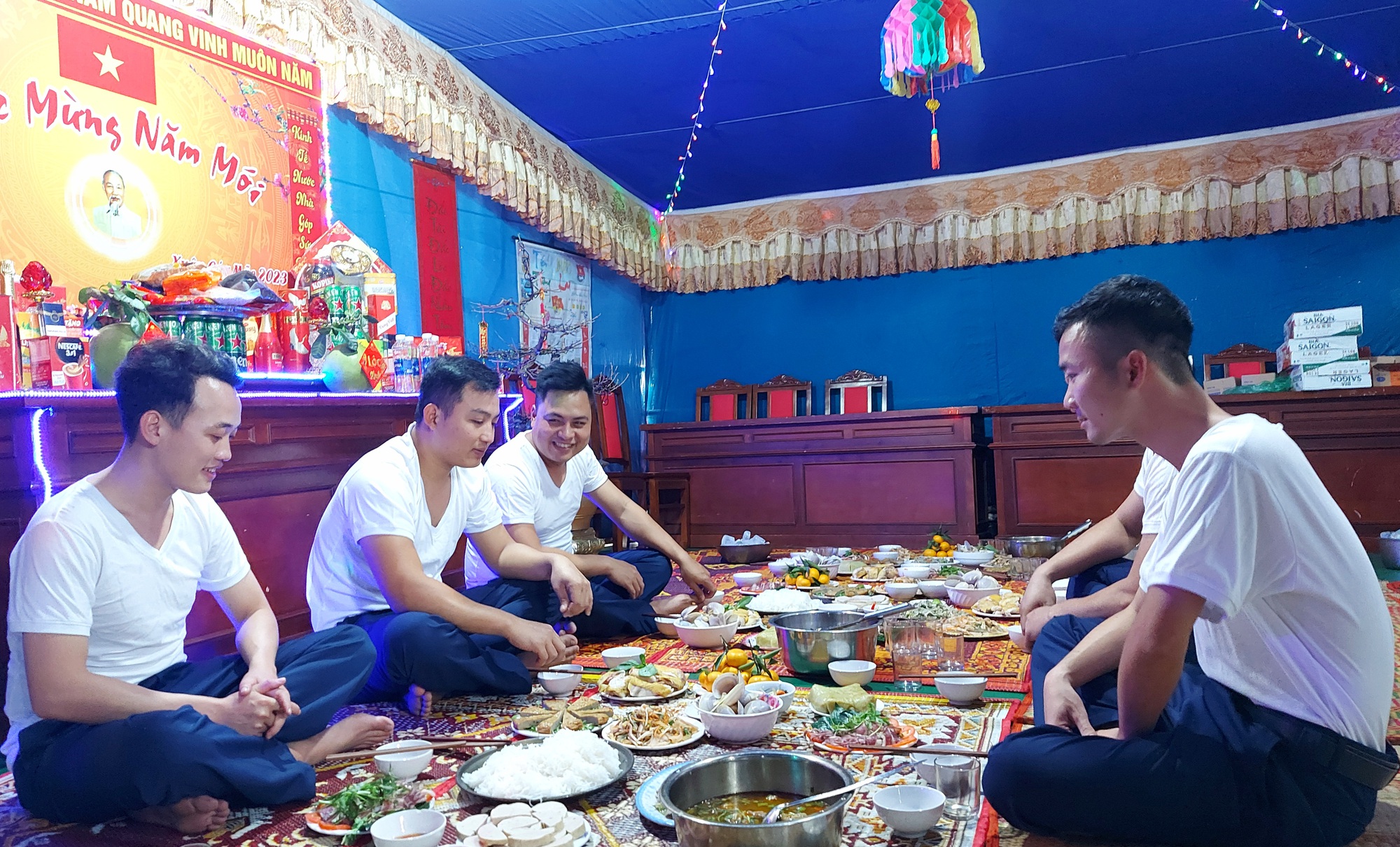 Ấm cúng bữa cơm tất niên trên tàu cảnh sát biển - Ảnh 5.