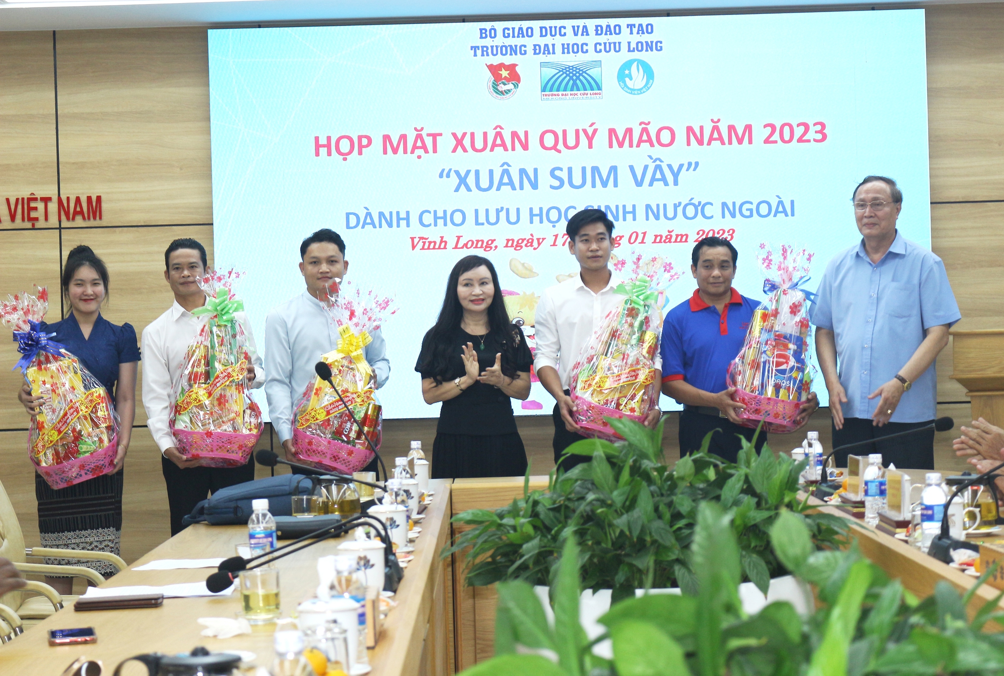 Trường ĐH Cửu Long tặng quà Tết và lì xì cho lưu học sinh