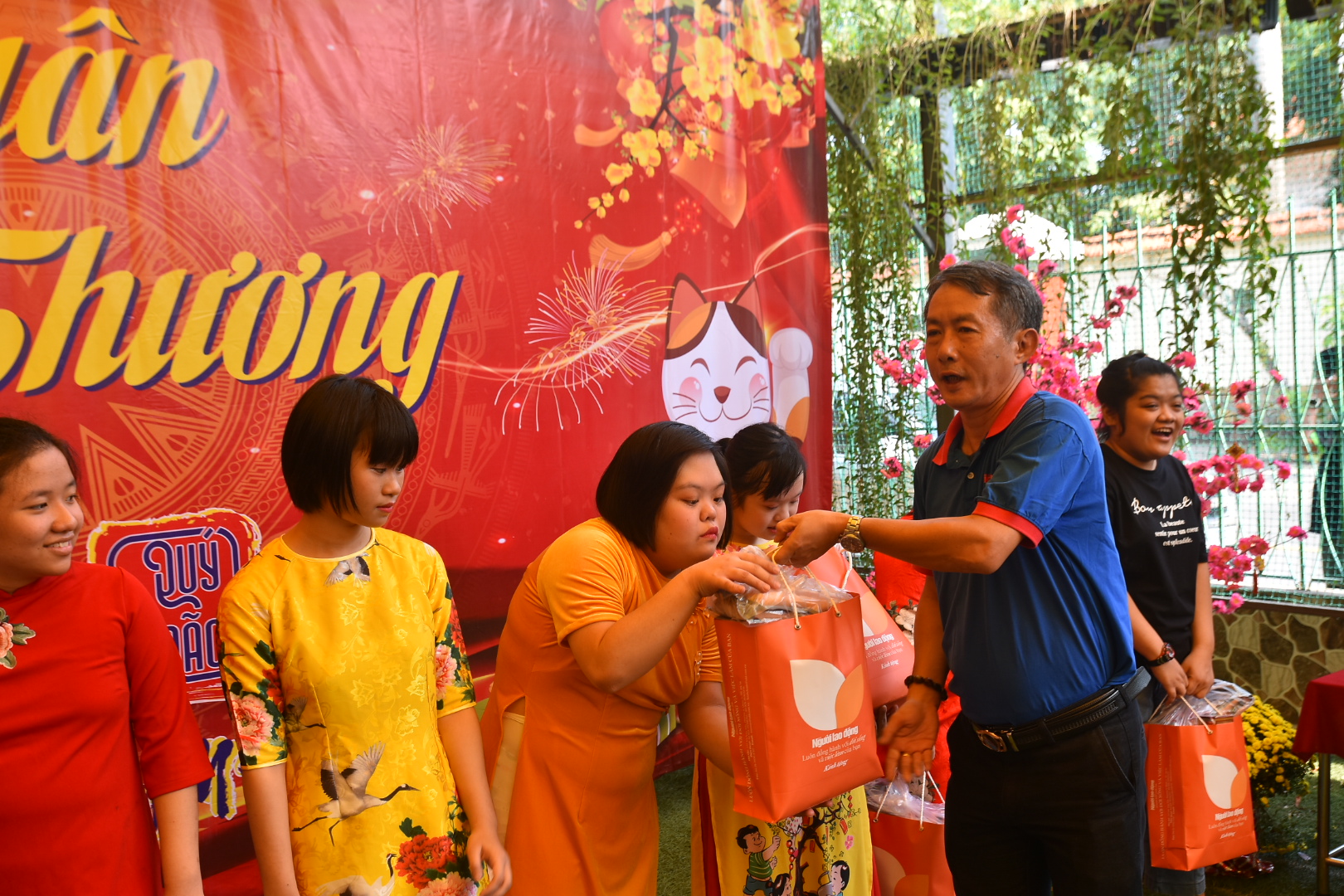 B&aacute;o Người Lao Động mang xu&acirc;n đến với c&ocirc; tr&ograve; ng&ocirc;i trường đặc biệt - Ảnh 4.