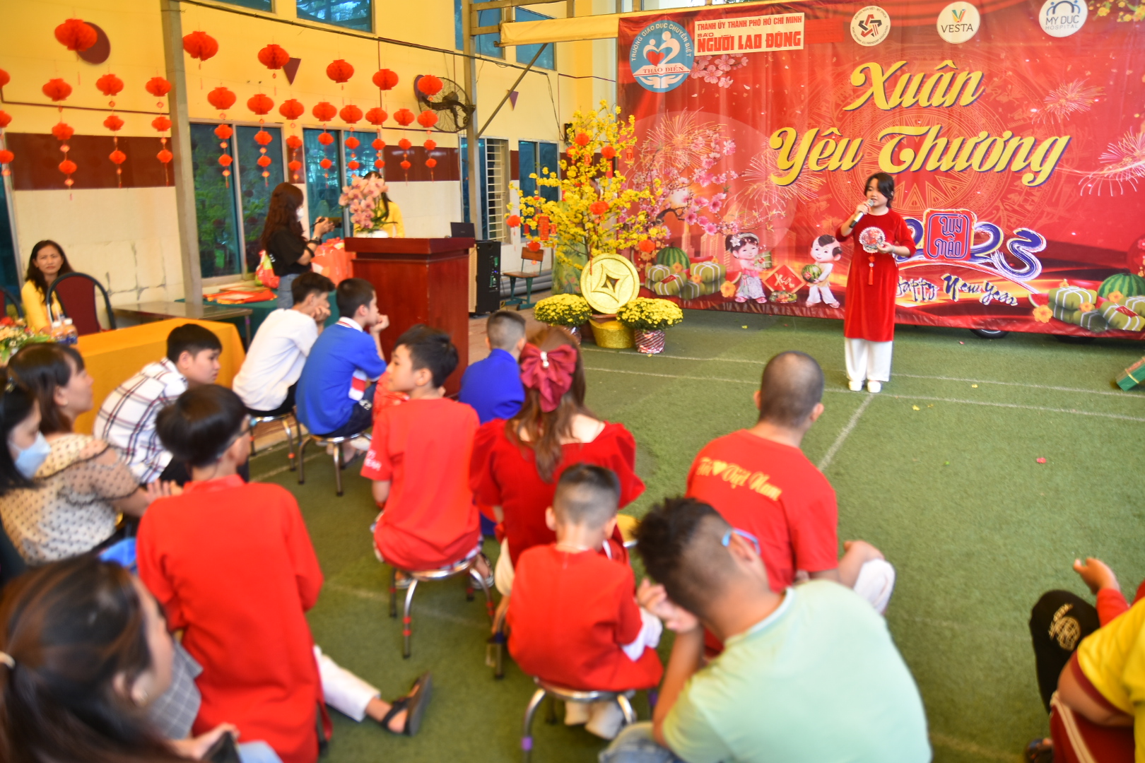 B&aacute;o Người Lao Động mang xu&acirc;n đến với c&ocirc; tr&ograve; ng&ocirc;i trường đặc biệt - Ảnh 3.