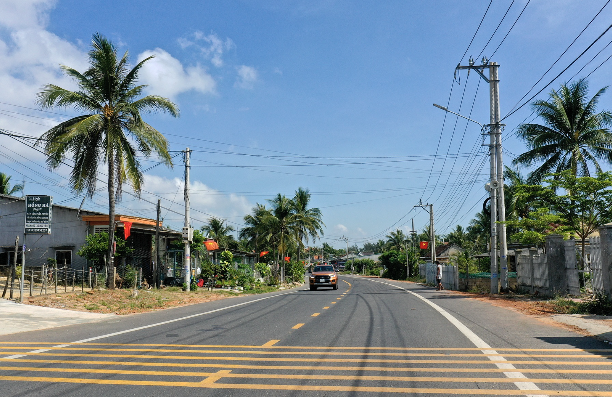 B&iacute; thư Tỉnh uỷ B&igrave;nh Định: Đầu tư đường để ph&aacute;t triển kinh tế - x&atilde; hội - Ảnh 4.