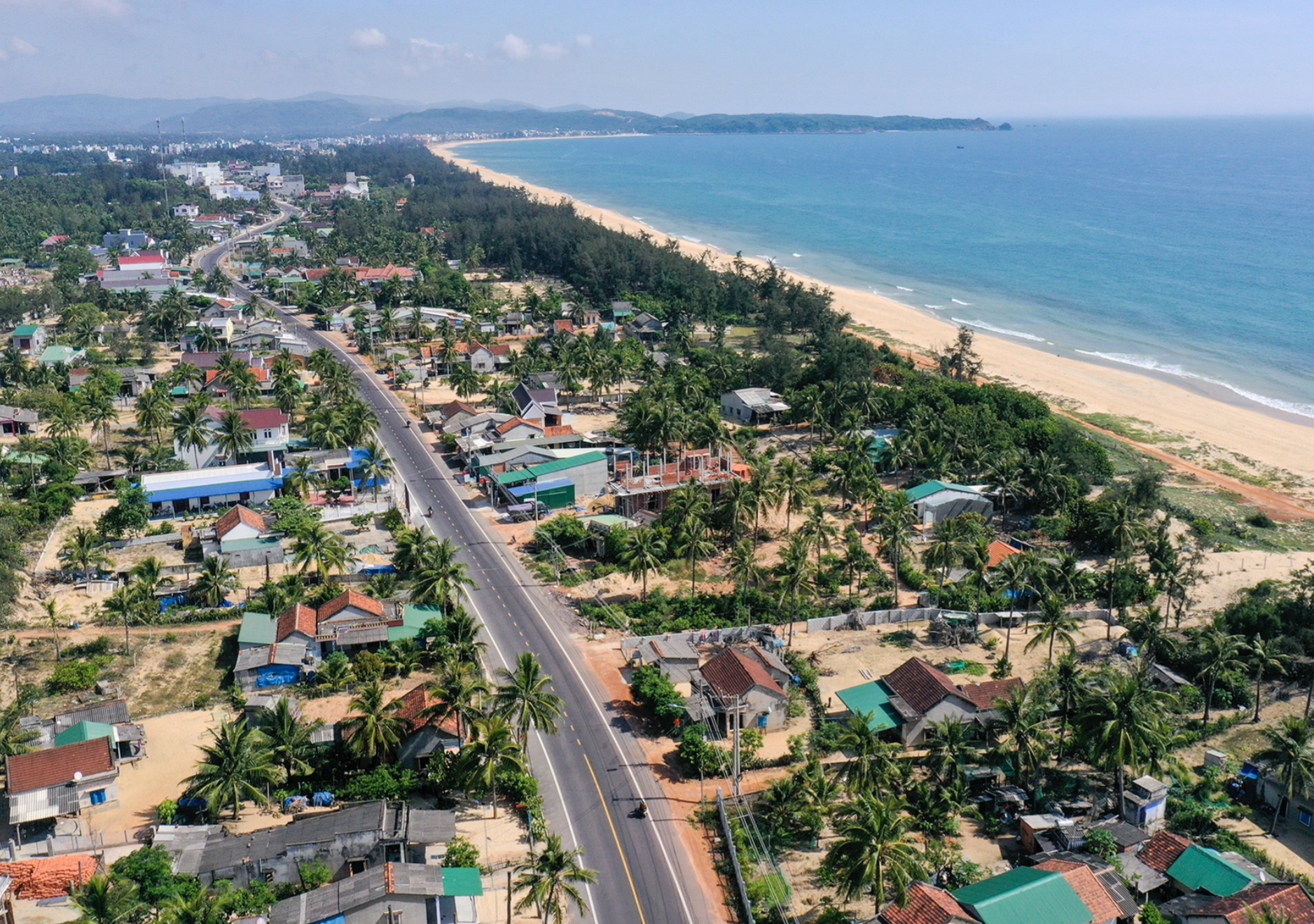 B&iacute; thư Tỉnh uỷ B&igrave;nh Định: Đầu tư đường để ph&aacute;t triển kinh tế - x&atilde; hội - Ảnh 1.