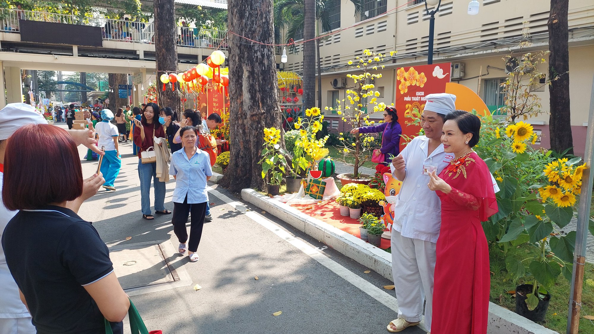 Đường hoa Tết giữa Bệnh viện Chợ Rẫy - Ảnh 1.