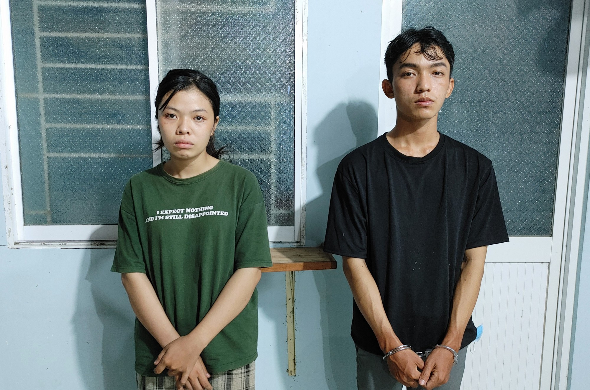 Khởi tố đ&ocirc;i vợ chồng trẻ cướp tiệm v&agrave;ng rồi trốn v&agrave;o vườn xo&agrave;i - Ảnh 1.