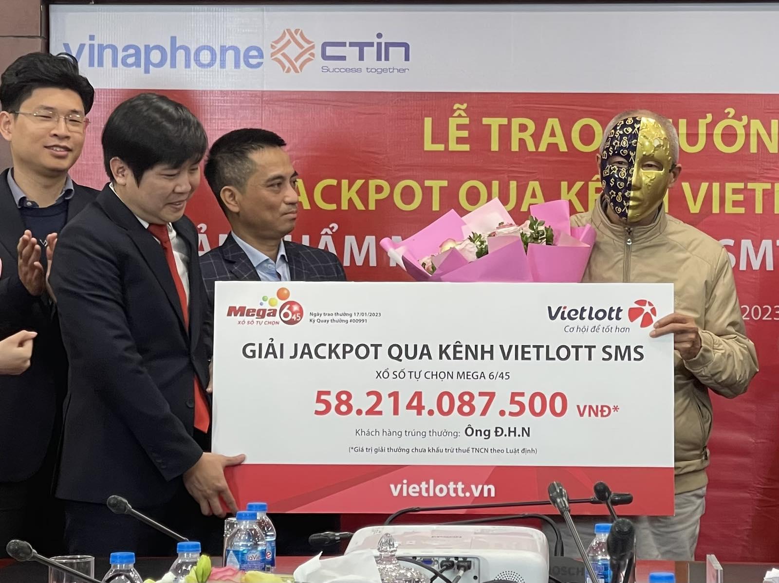 Cán bộ về hưu trúng thưởng Jackpot Mega 6/45 trị giá 58,2 tỉ đồng qua ứng dụng Vietlott SMS