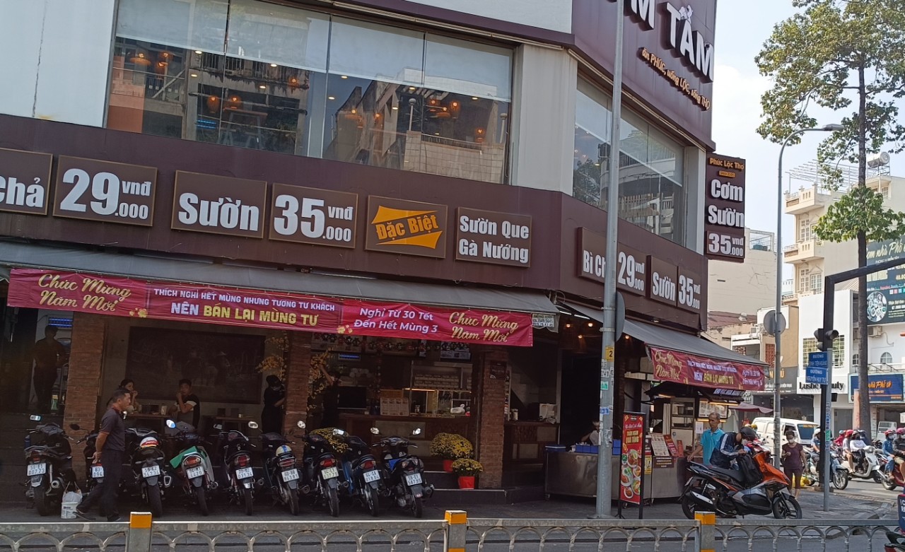 Điểm danh c&aacute;c chuỗi c&agrave; ph&ecirc;, qu&aacute;n ăn phục vụ xuy&ecirc;n Tết ở TP HCM - Ảnh 6.