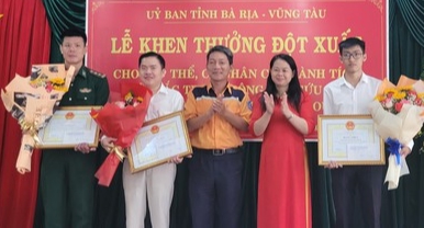 Khen thưởng tập thể, cá nhân cứu nạn thuyền viên tàu Trung Quốc bị ngộ độc thực phẩm