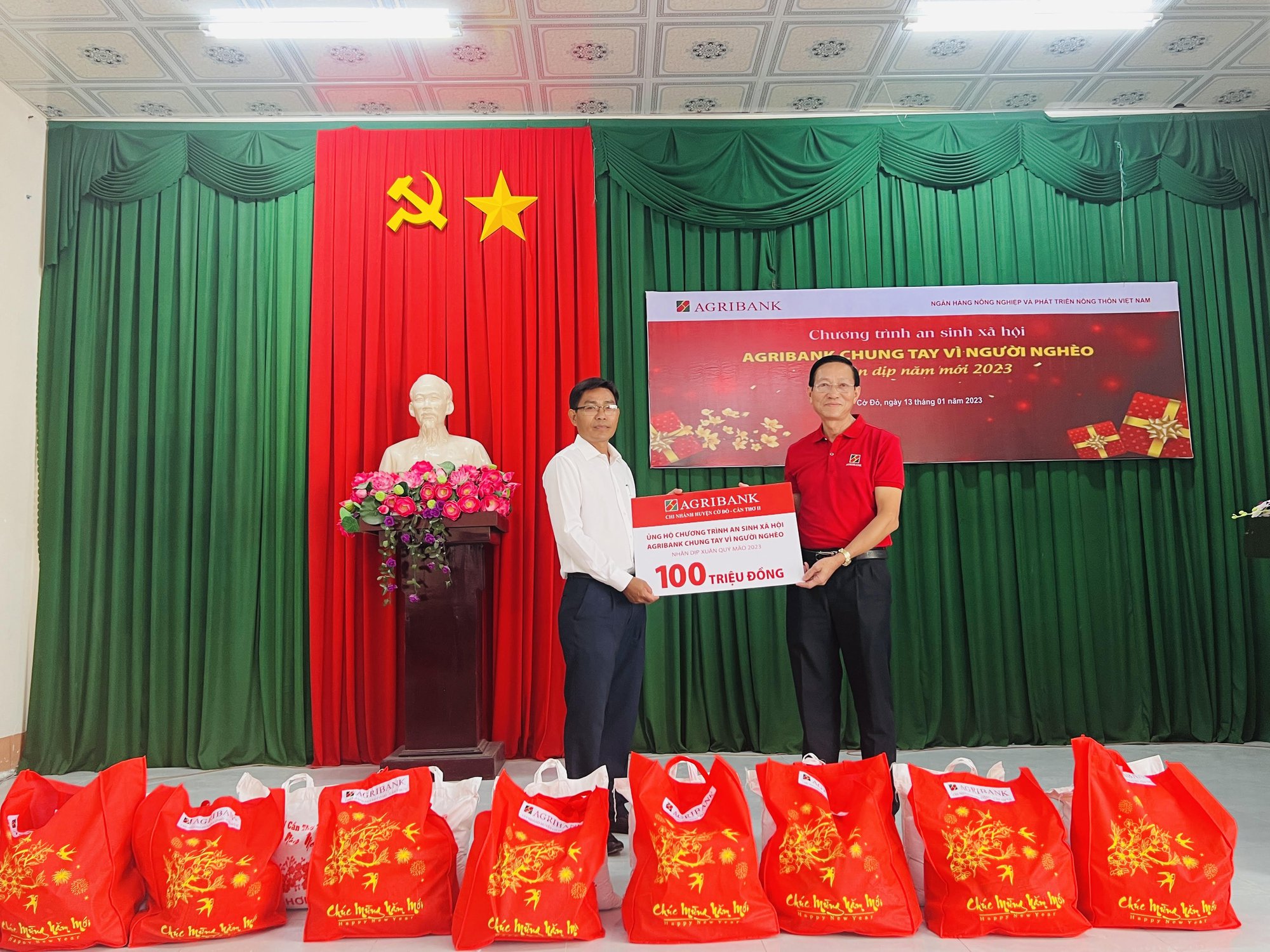 Agribank Chi nh&aacute;nh Cần Thơ II vui Tết c&ugrave;ng b&agrave; con ngh&egrave;o - Ảnh 1.