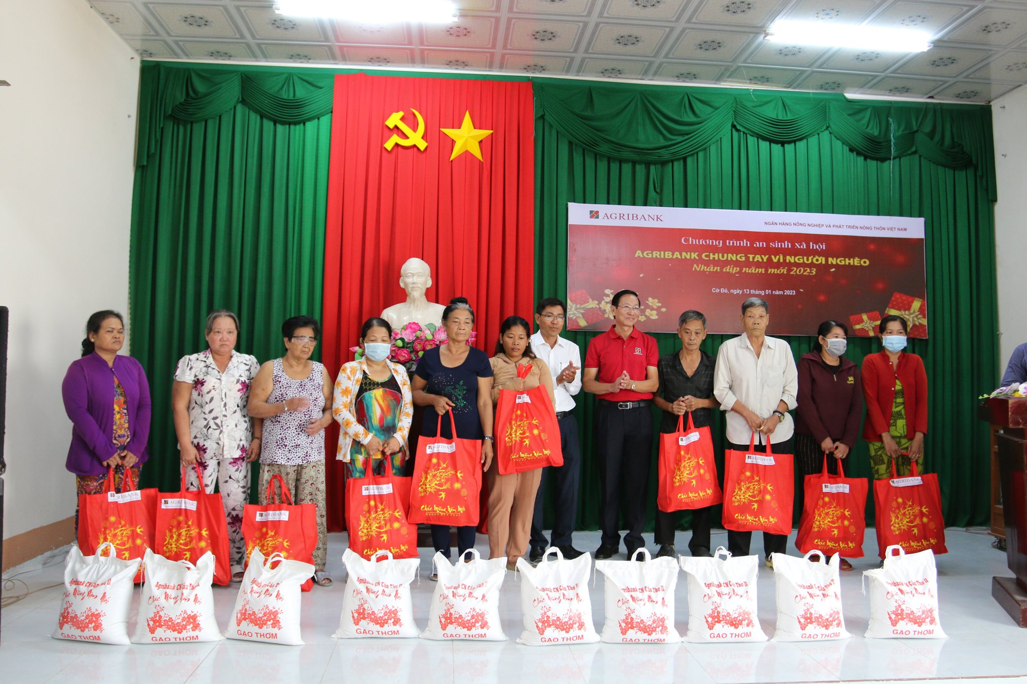 Agribank Chi nh&aacute;nh Cần Thơ II vui Tết c&ugrave;ng b&agrave; con ngh&egrave;o - Ảnh 2.