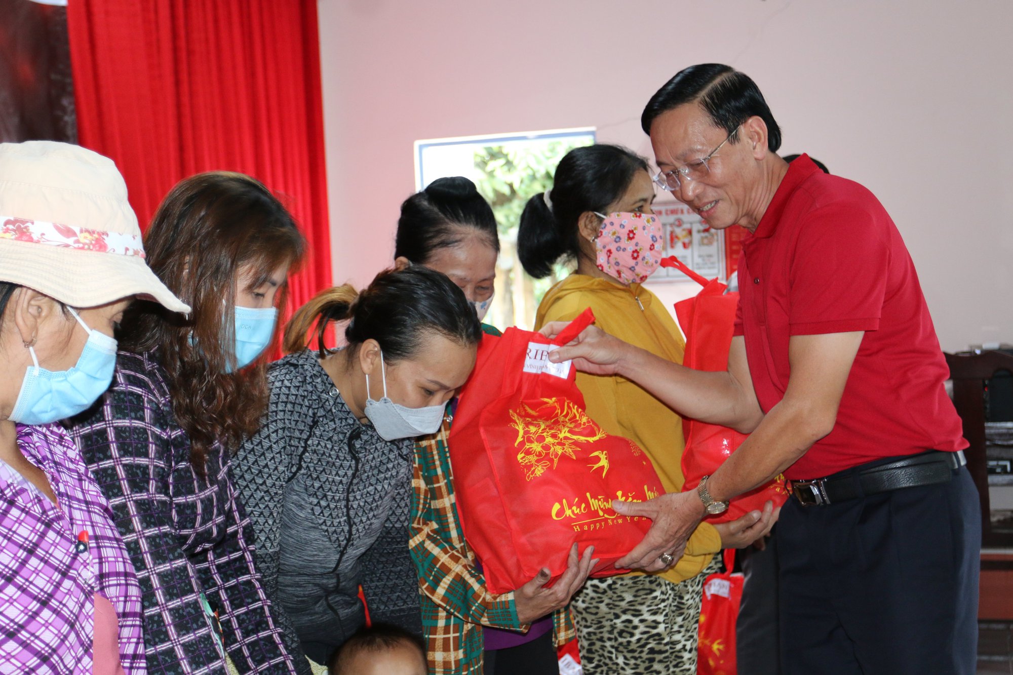 Agribank Chi nhánh Cần Thơ II vui Tết cùng bà con nghèo