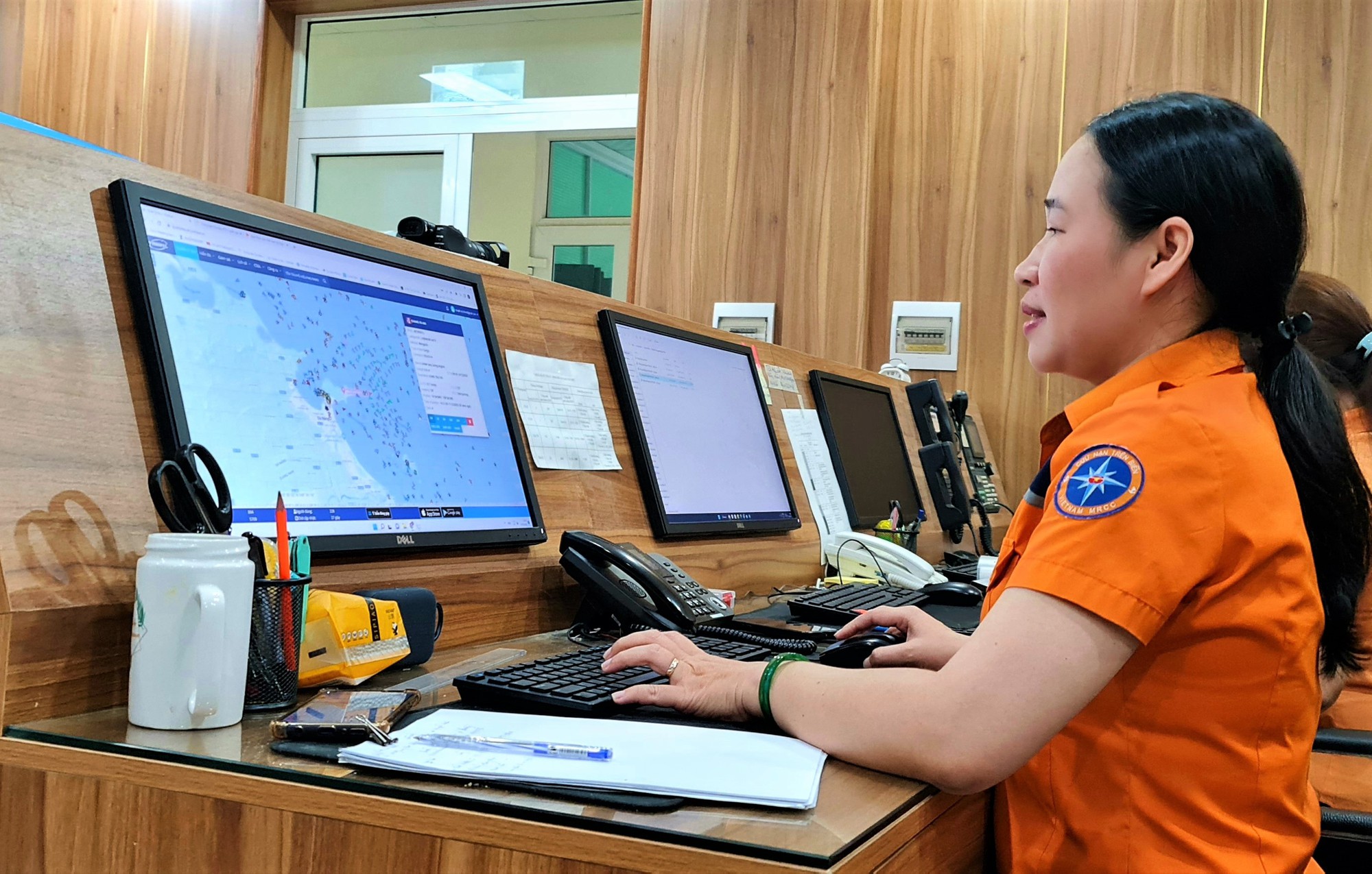 Vợ chồng c&ugrave;ng cứu nạn tr&ecirc;n biển - Ảnh 2.