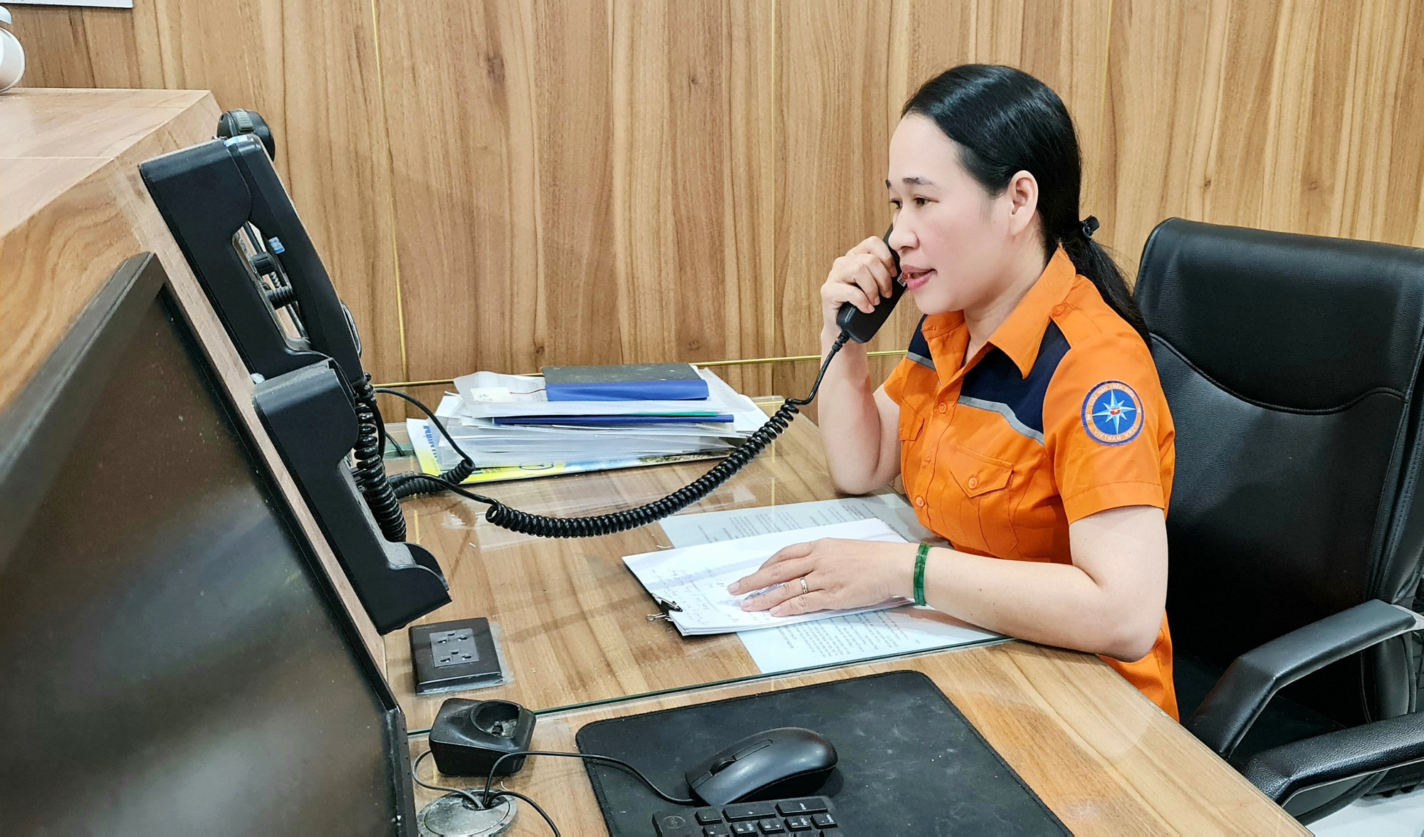 Vợ chồng c&ugrave;ng cứu nạn tr&ecirc;n biển - Ảnh 4.