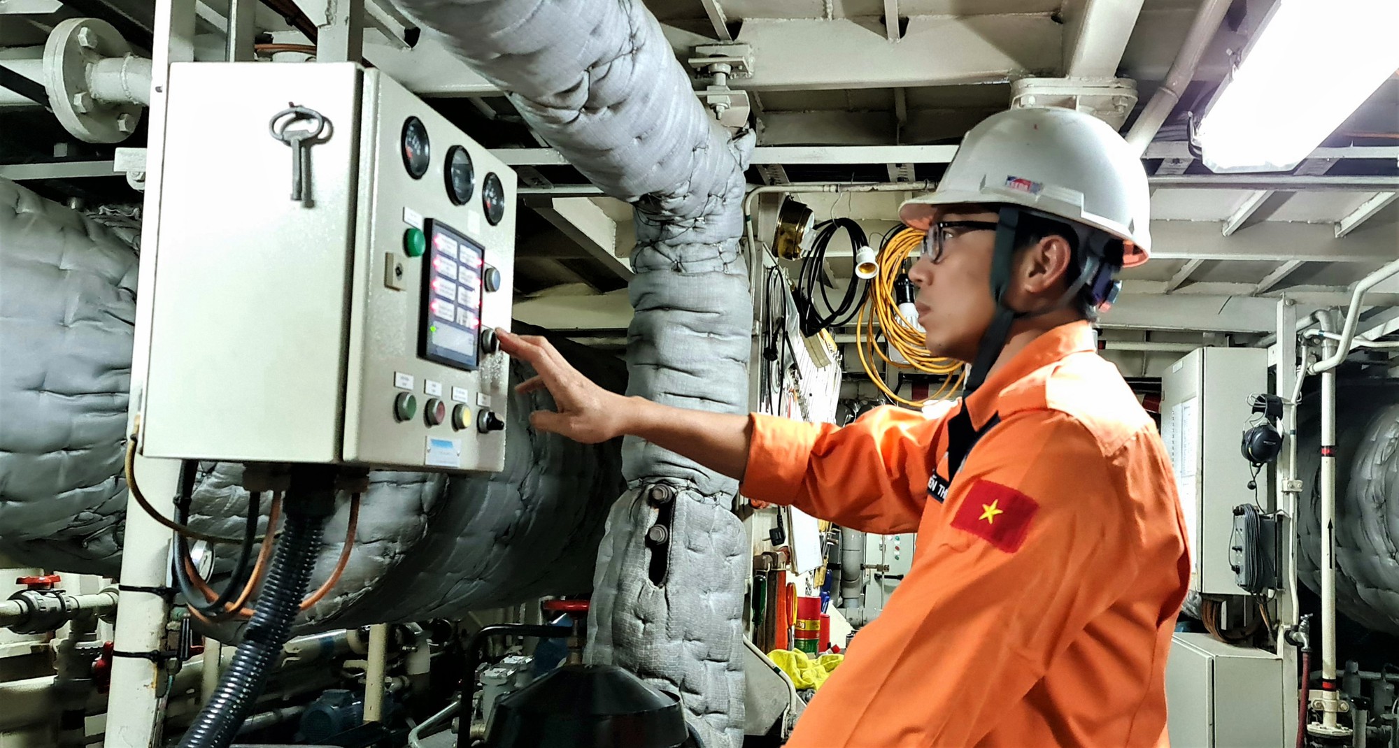 Vợ chồng c&ugrave;ng cứu nạn tr&ecirc;n biển - Ảnh 5.