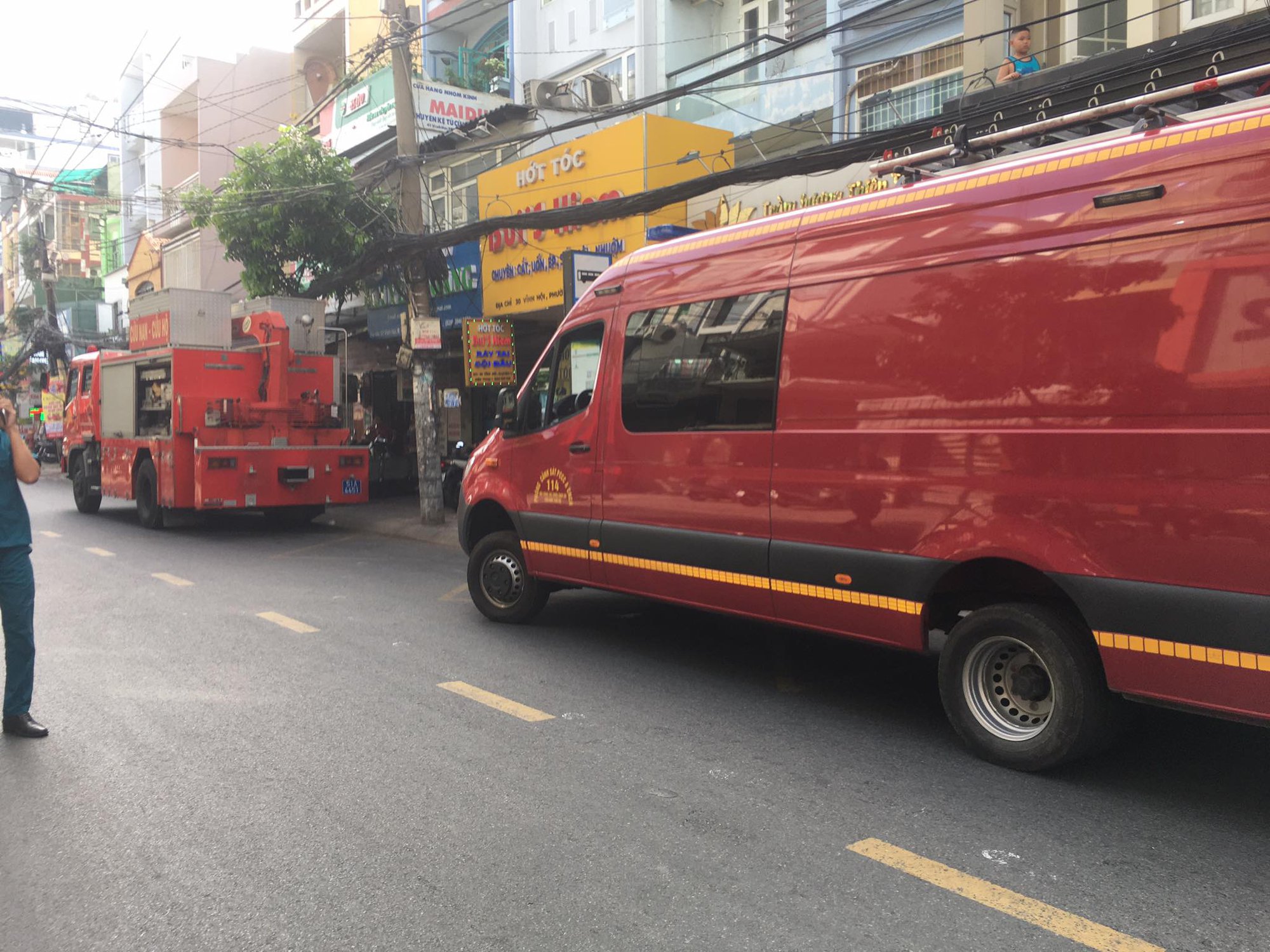 Vụ sập sàn cửa hàng tiện lợi ở quận 4: Ít nhất 8 người gặp nạn - Ảnh 2.