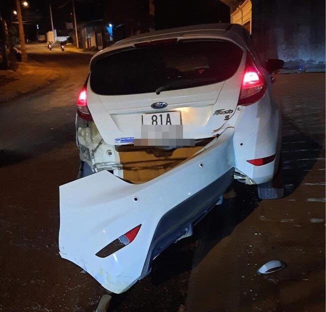 Sau tai nạn giao th&ocirc;ng, một người nghi l&agrave; ph&oacute; cục trưởng l&aacute;i xe bỏ chạy - Ảnh 1.
