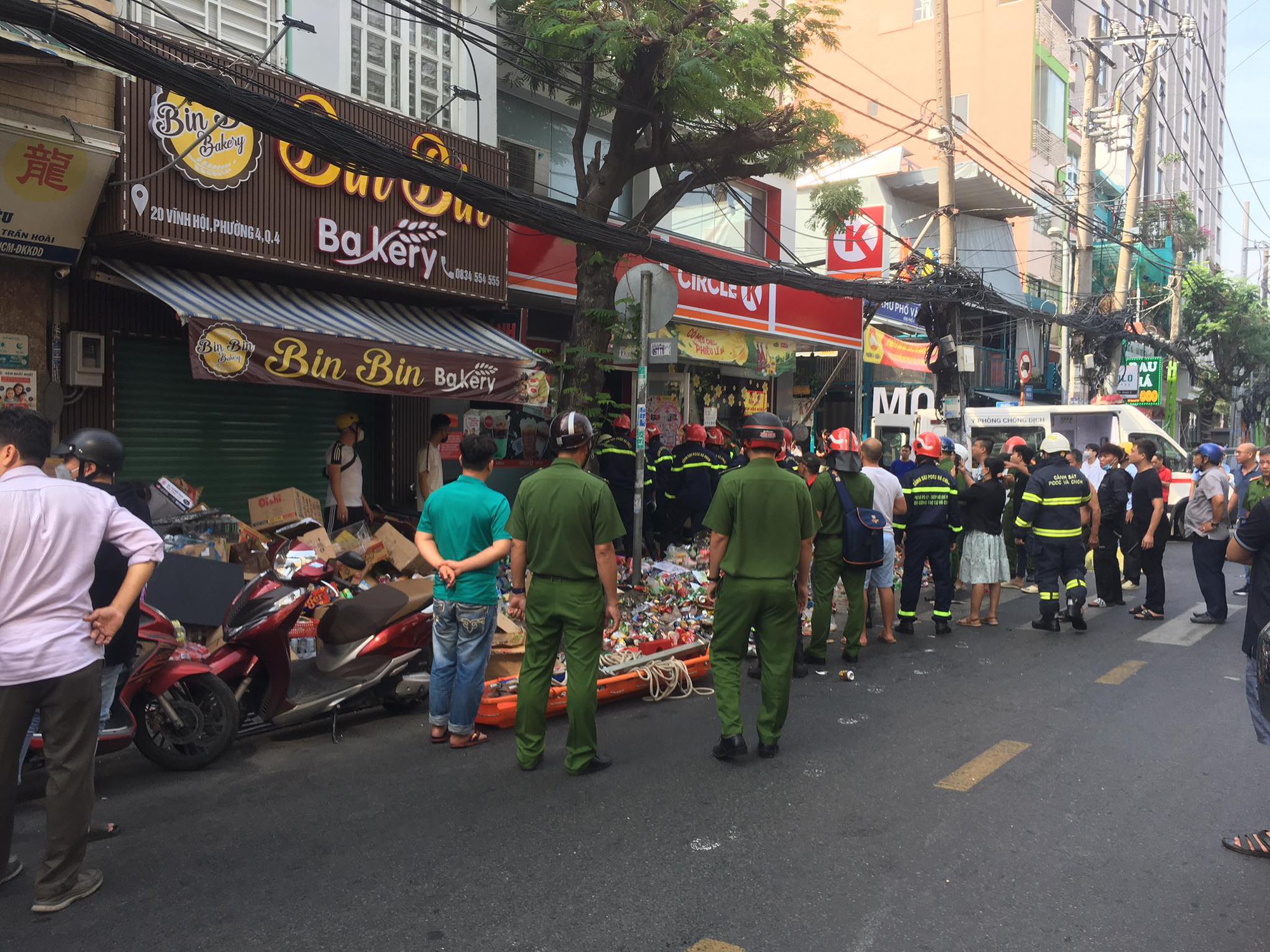 Vụ sập sàn cửa hàng tiện lợi ở quận 4: Ít nhất 8 người gặp nạn
