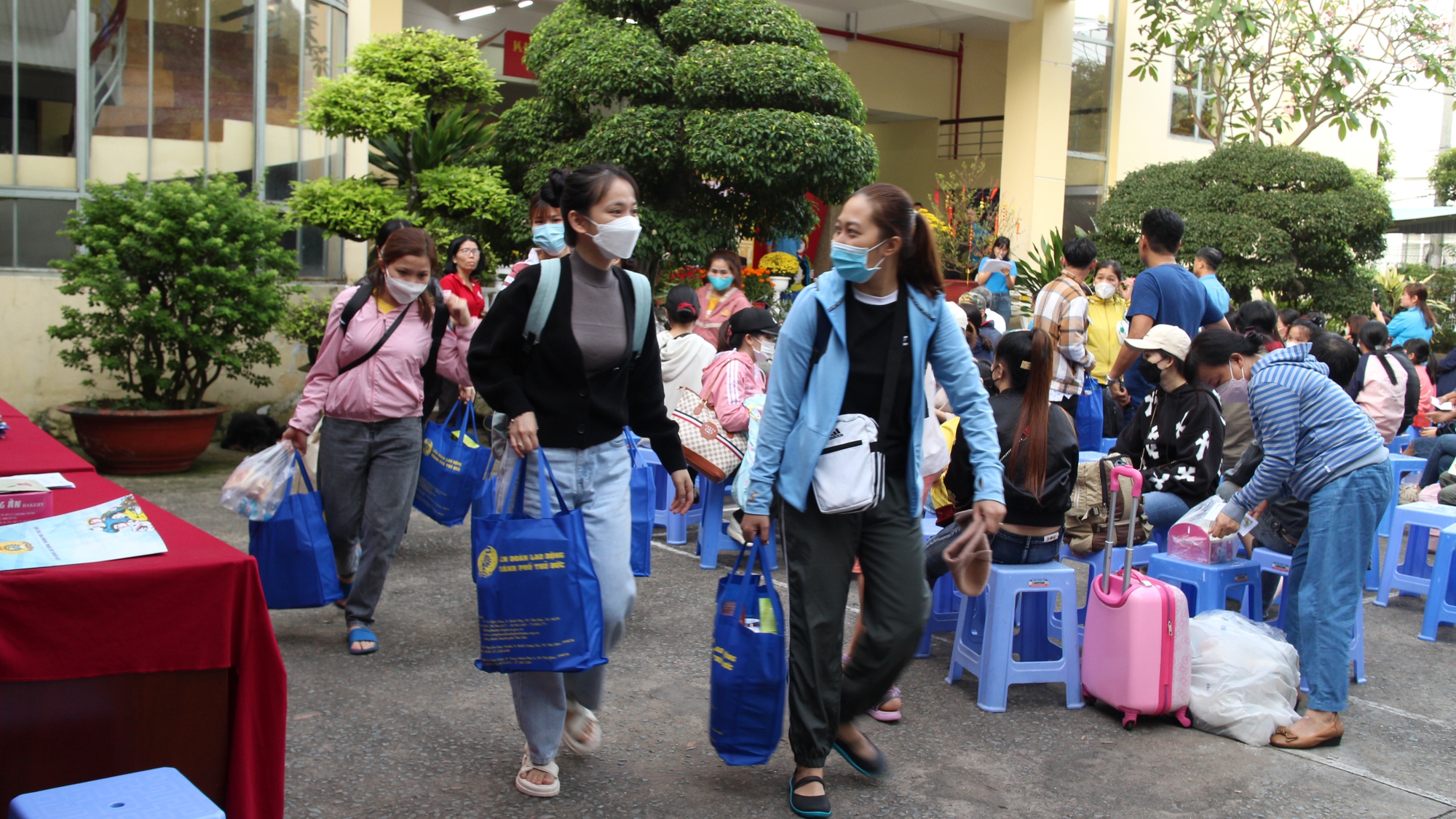 Chuyến xe nghĩa t&igrave;nh đưa gần 200 c&ocirc;ng nh&acirc;n về qu&ecirc; đ&oacute;n Tết - Ảnh 3.