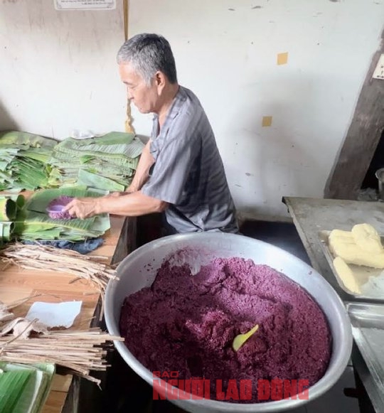 CLIP: Quyến rũ với c&aacute;ch l&agrave;m v&agrave; m&agrave;u sắc tuyệt đẹp của b&aacute;nh t&eacute;t l&aacute; cẩm tại Cần Thơ - Ảnh 9.