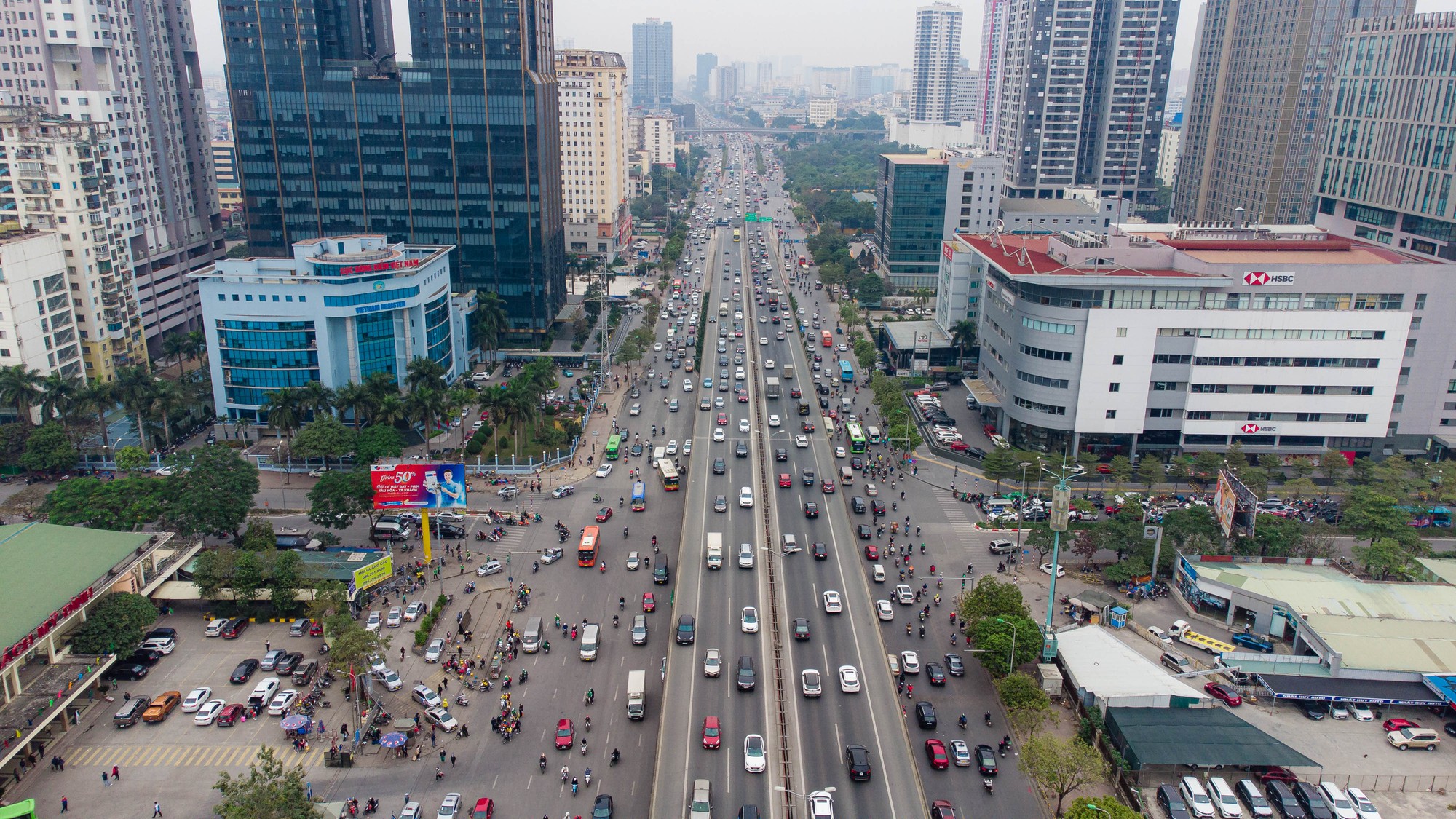 Người d&acirc;n về qu&ecirc;, bến xe nhộn nhịp ng&agrave;y cận Tết - Ảnh 8.