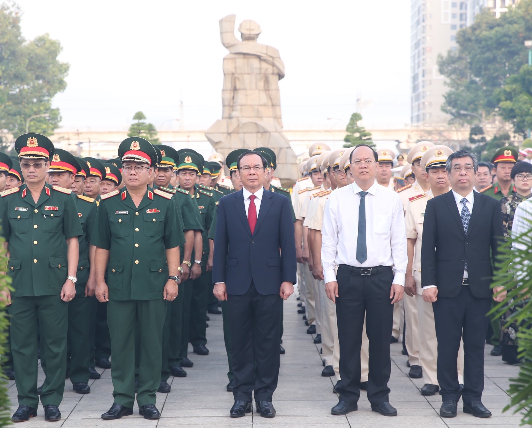 Lãnh đạo TP HCM dâng hoa, dâng hương tưởng niệm các anh hùng liệt sĩ - Ảnh 2.