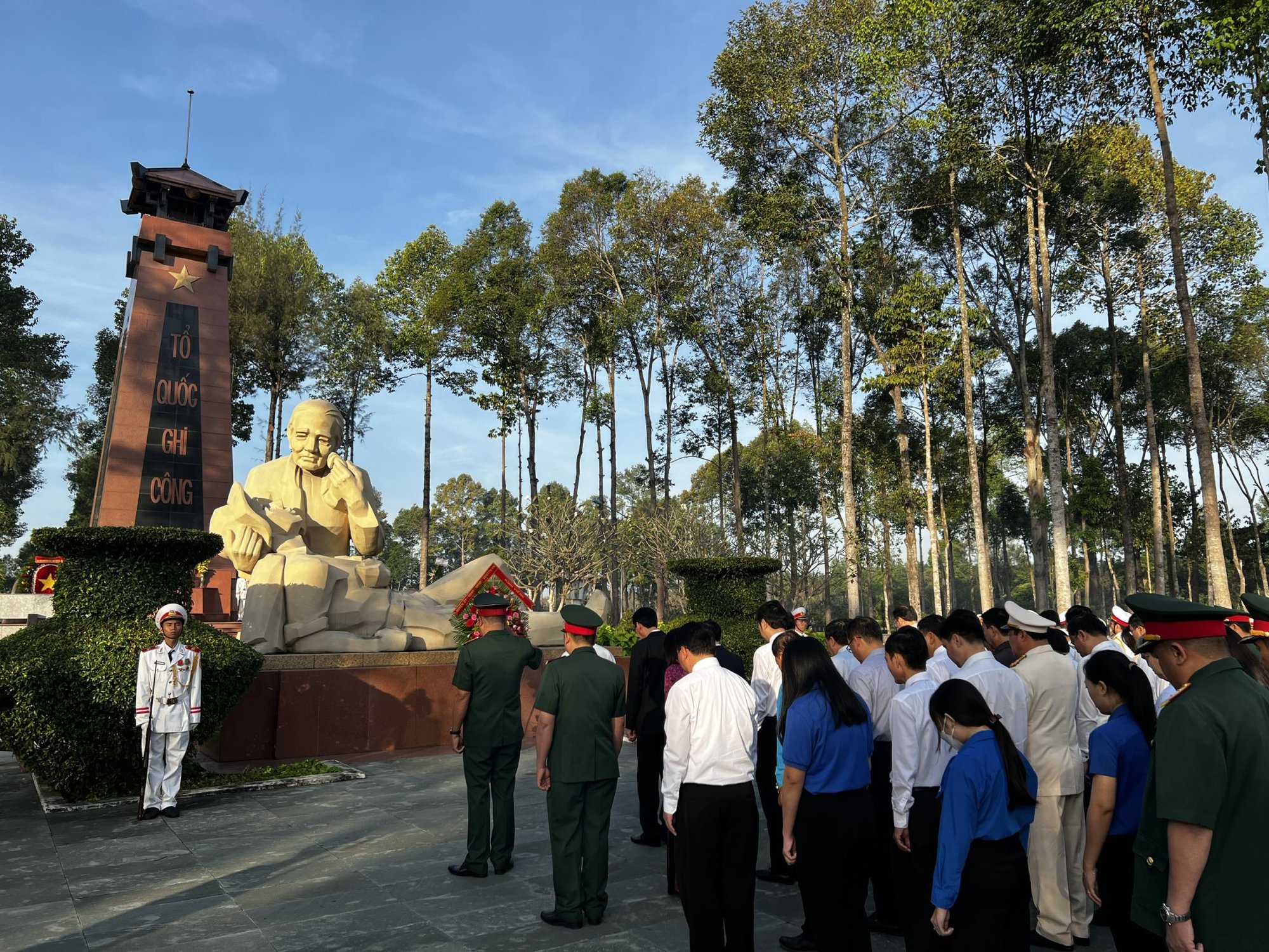 Lãnh đạo TP HCM dâng hoa, dâng hương tưởng niệm các anh hùng liệt sĩ - Ảnh 6.