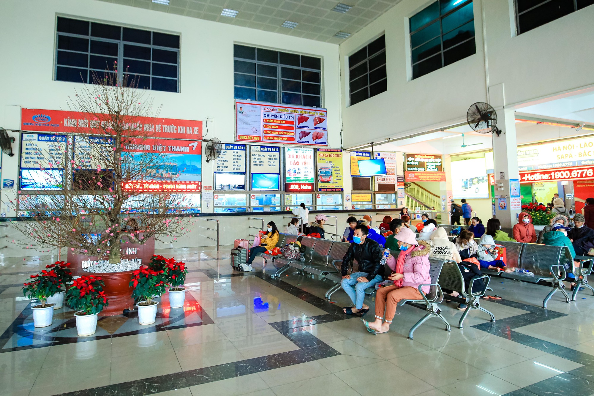 Người d&acirc;n về qu&ecirc;, bến xe nhộn nhịp ng&agrave;y cận Tết - Ảnh 2.