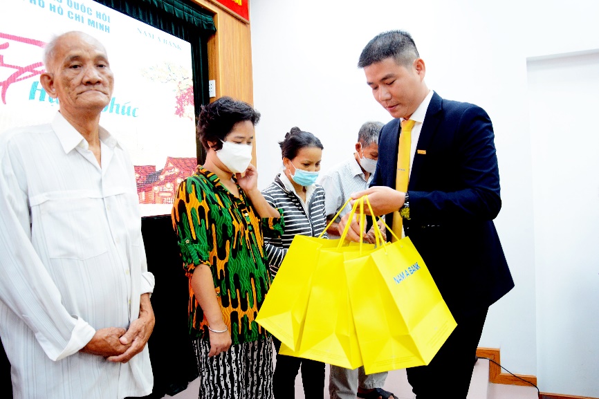 Mang Tết hạnh ph&uacute;c, nh&acirc;n &aacute;i đến những người c&oacute; ho&agrave;n cảnh kh&oacute; khăn - Ảnh 2.