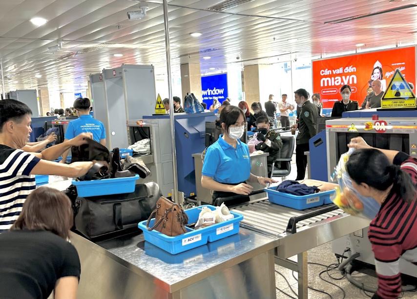Sân bay Tân Sơn Nhất đón khách đông kỷ lục, nhiều người chọn bay đêm