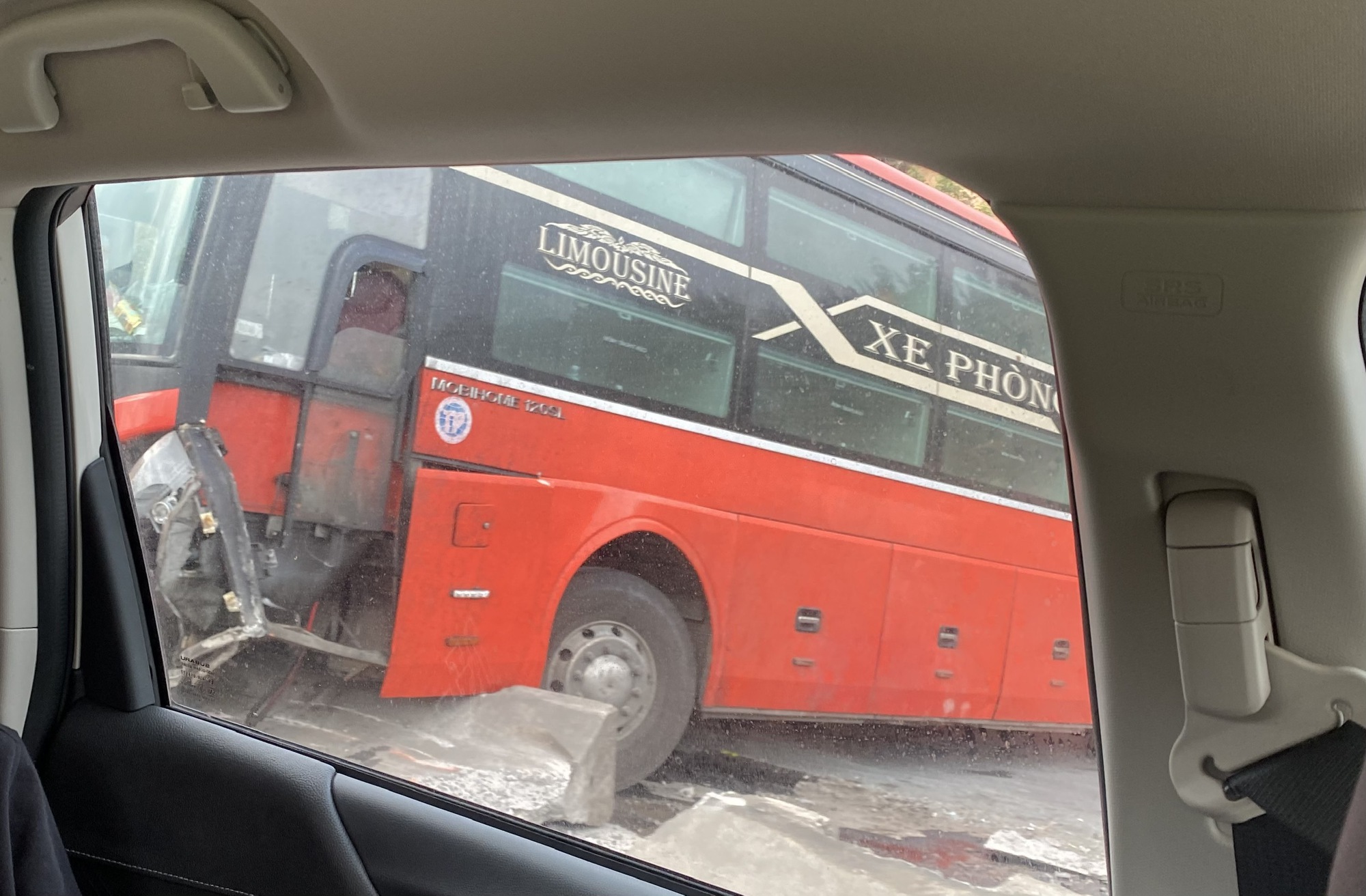 Xe kh&aacute;ch nổ lốp chắn ngang đường, Quốc lộ 1 kẹt xe k&eacute;o d&agrave;i - Ảnh 2.