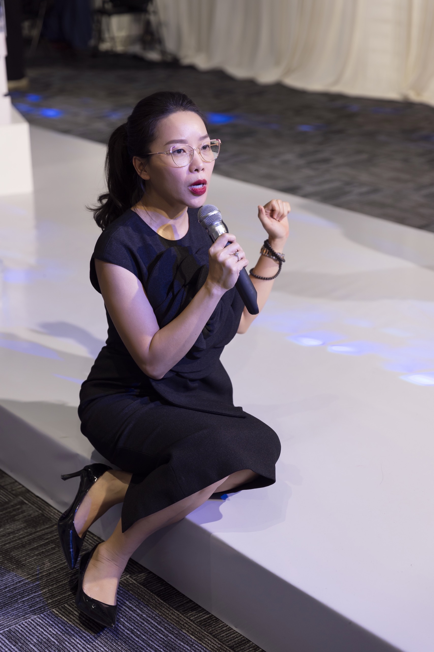Quỳnh Thư: người phụ nữ quyền lực ở s&acirc;n khấu đi l&ecirc;n từ b&aacute;n v&eacute; số - Ảnh 1.