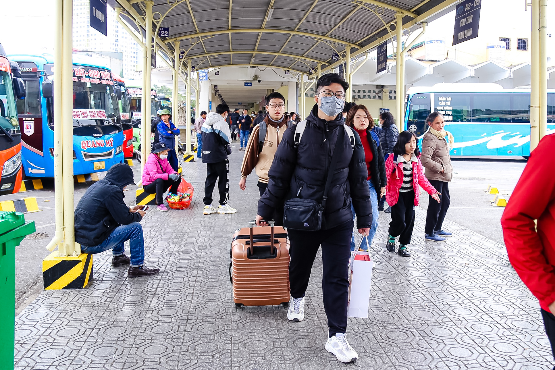 Người d&acirc;n về qu&ecirc;, bến xe nhộn nhịp ng&agrave;y cận Tết - Ảnh 10.