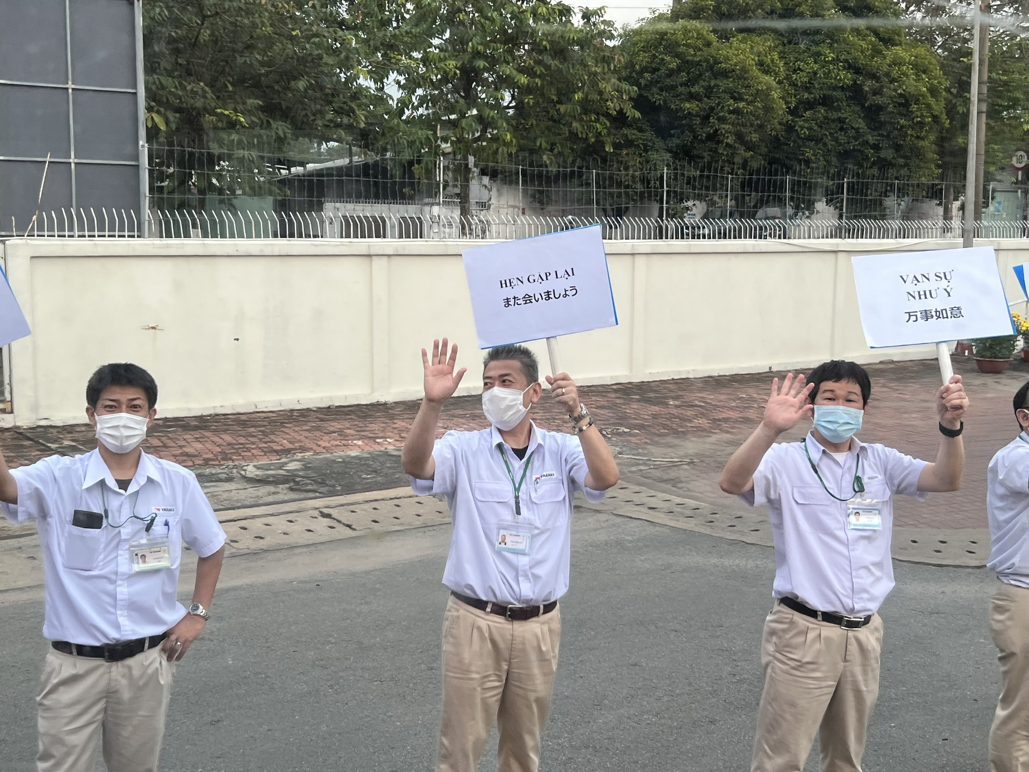 Hình ảnh ông chủ người Nhật tiễn công nhân về quê đón Tết