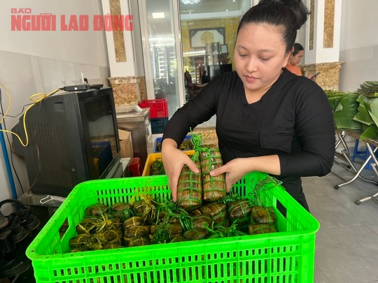 CLIP: Quyến rũ với c&aacute;ch l&agrave;m v&agrave; m&agrave;u sắc tuyệt đẹp của b&aacute;nh t&eacute;t l&aacute; cẩm tại Cần Thơ - Ảnh 12.