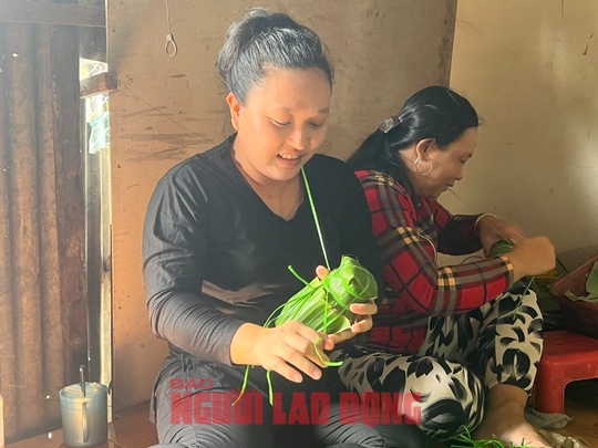 CLIP: Quyến rũ với c&aacute;ch l&agrave;m v&agrave; m&agrave;u sắc tuyệt đẹp của b&aacute;nh t&eacute;t l&aacute; cẩm tại Cần Thơ - Ảnh 2.